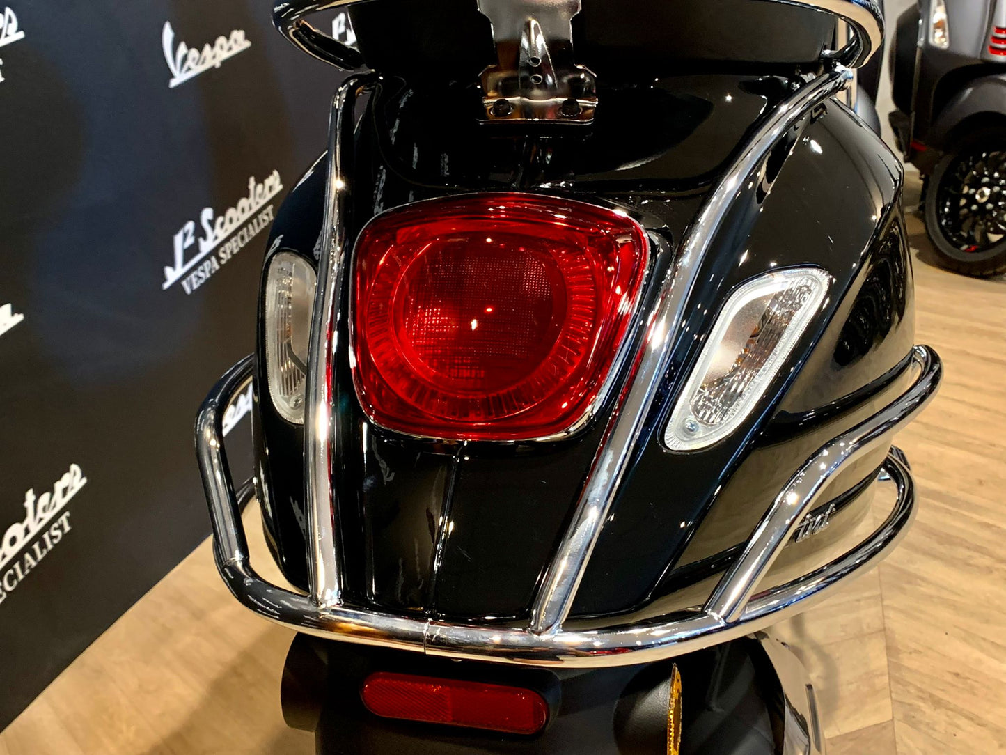 Vespa Sprint E5 glans zwart NERO LUCIDO