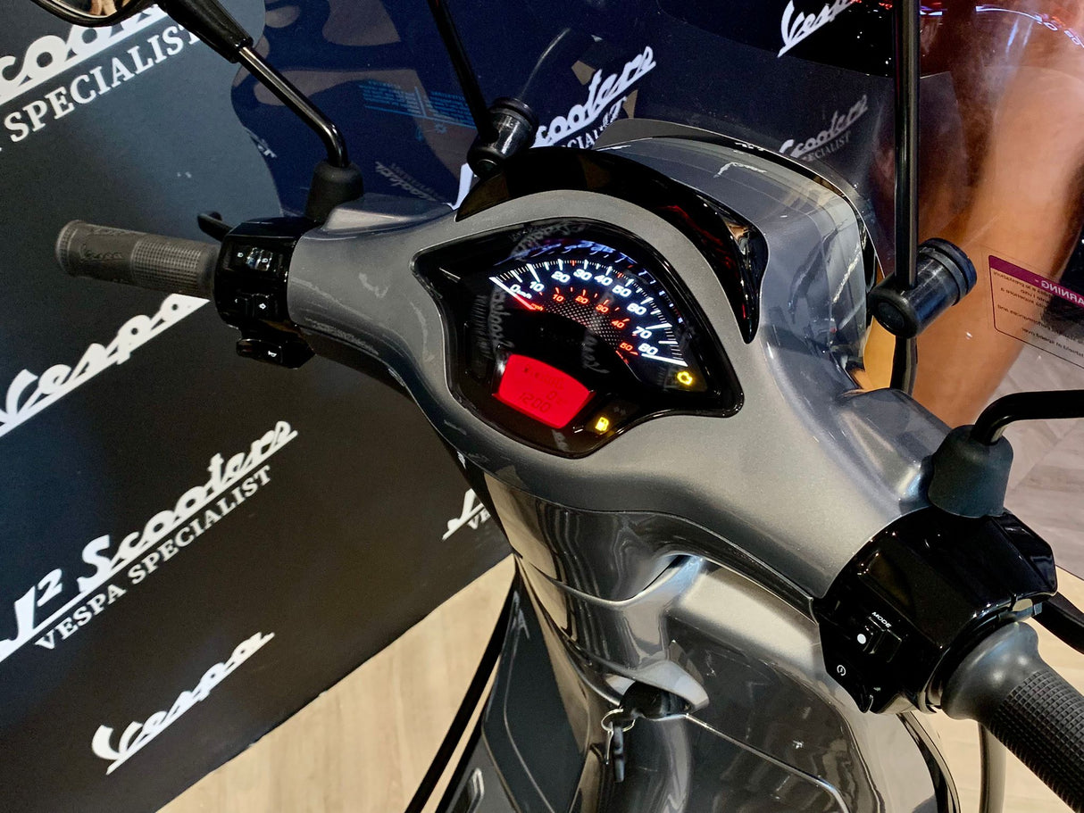 Vespa Sprint / Elettrica Facelift 2025 BMW Oxid Grau