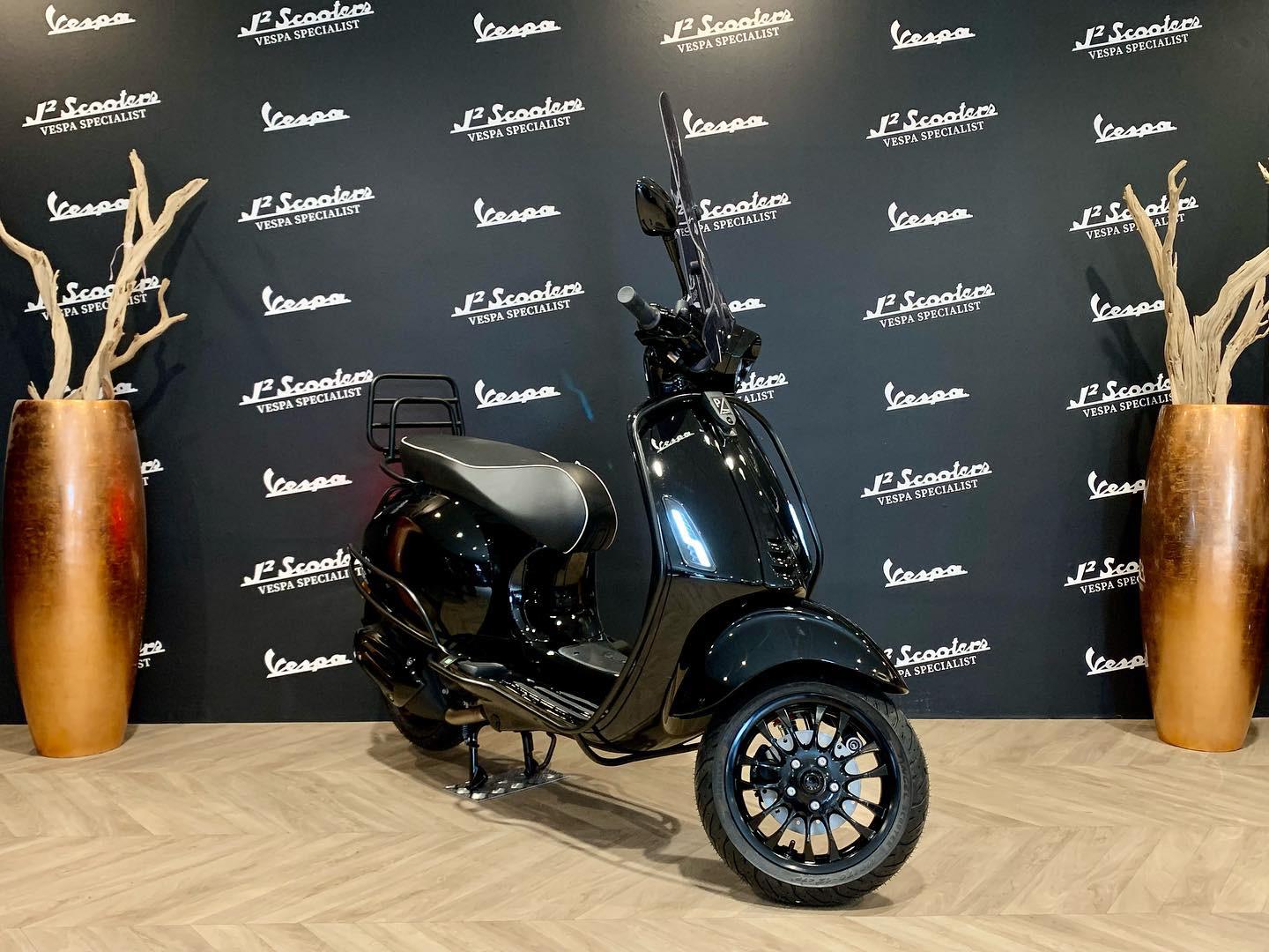 Vespa Sprint E5 glans zwart NERO LUCIDO