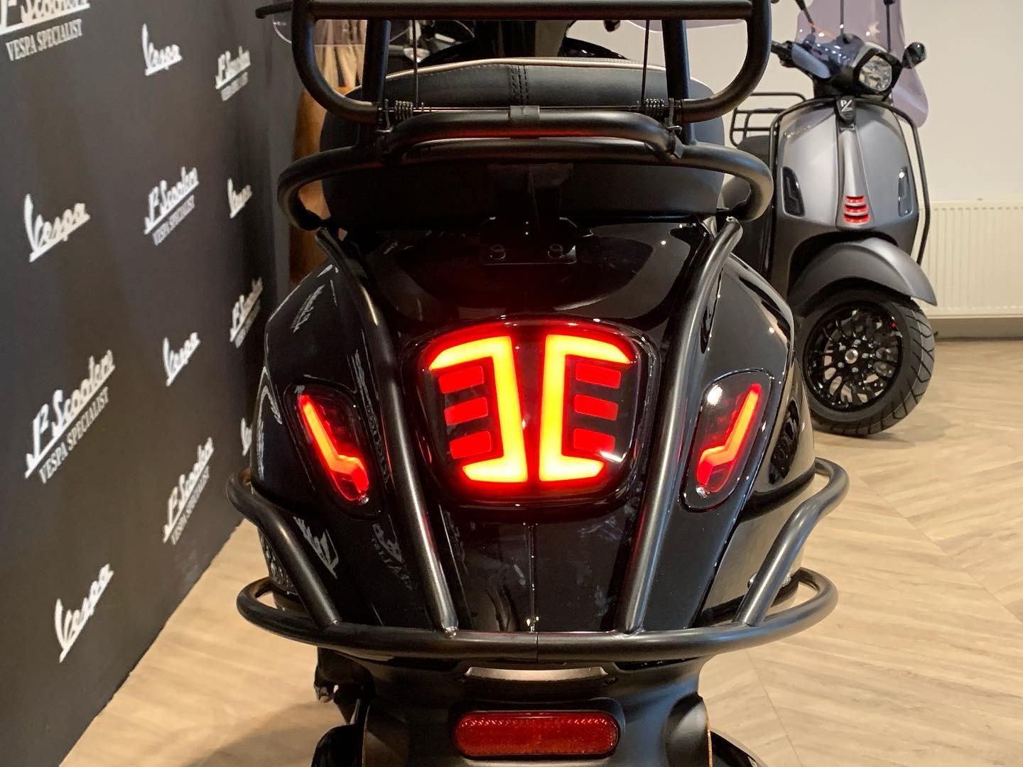 Vespa Sprint E5 glans zwart NERO LUCIDO