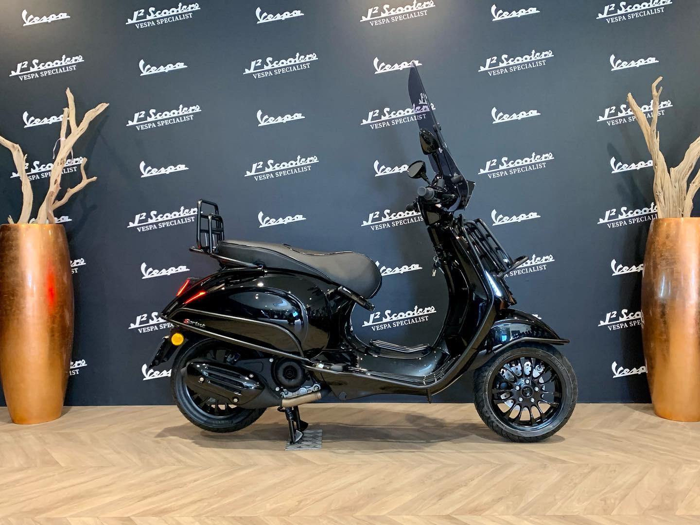 Vespa Sprint E5 glans zwart NERO LUCIDO