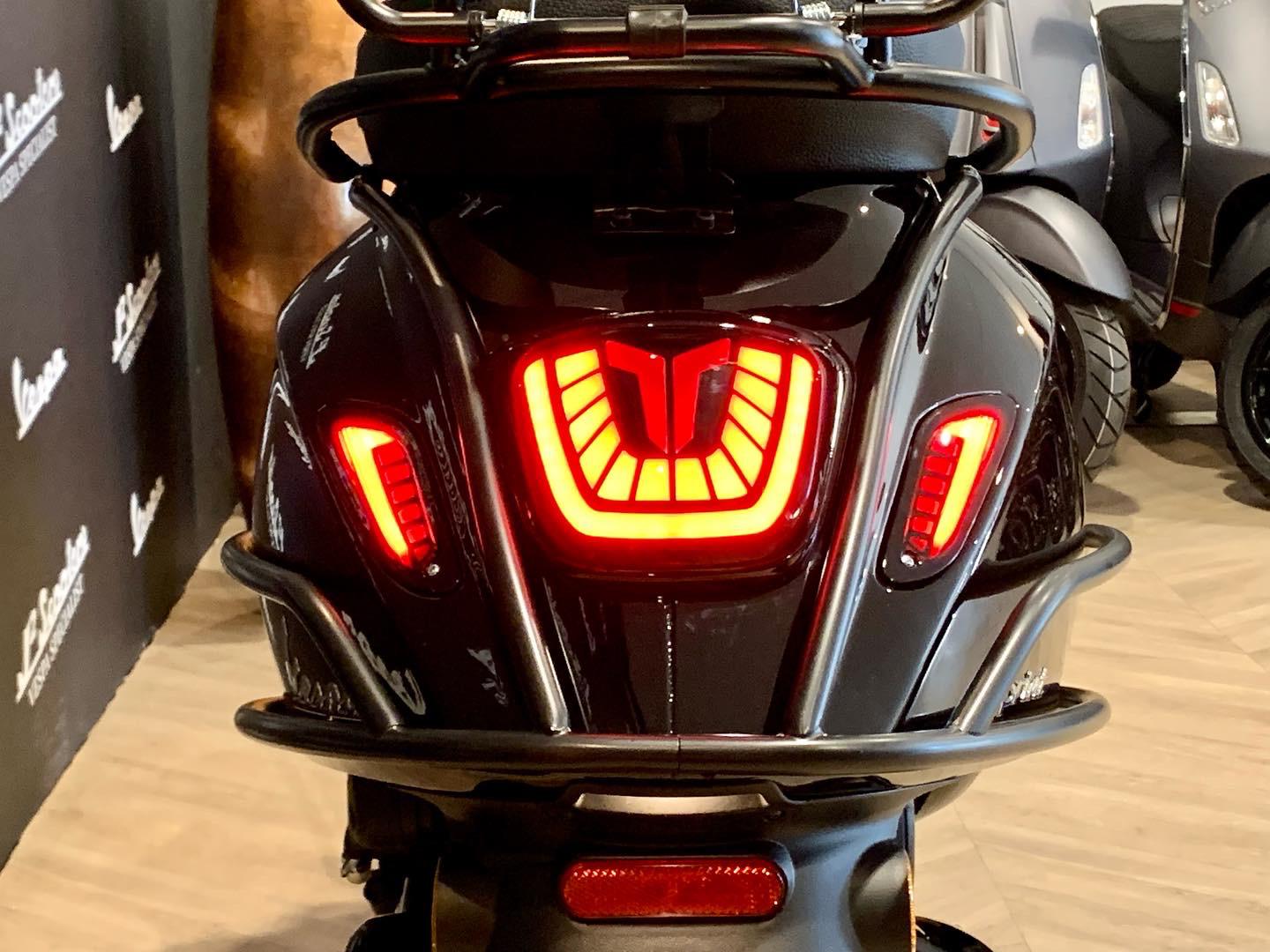Vespa Sprint E5 glans zwart NERO LUCIDO