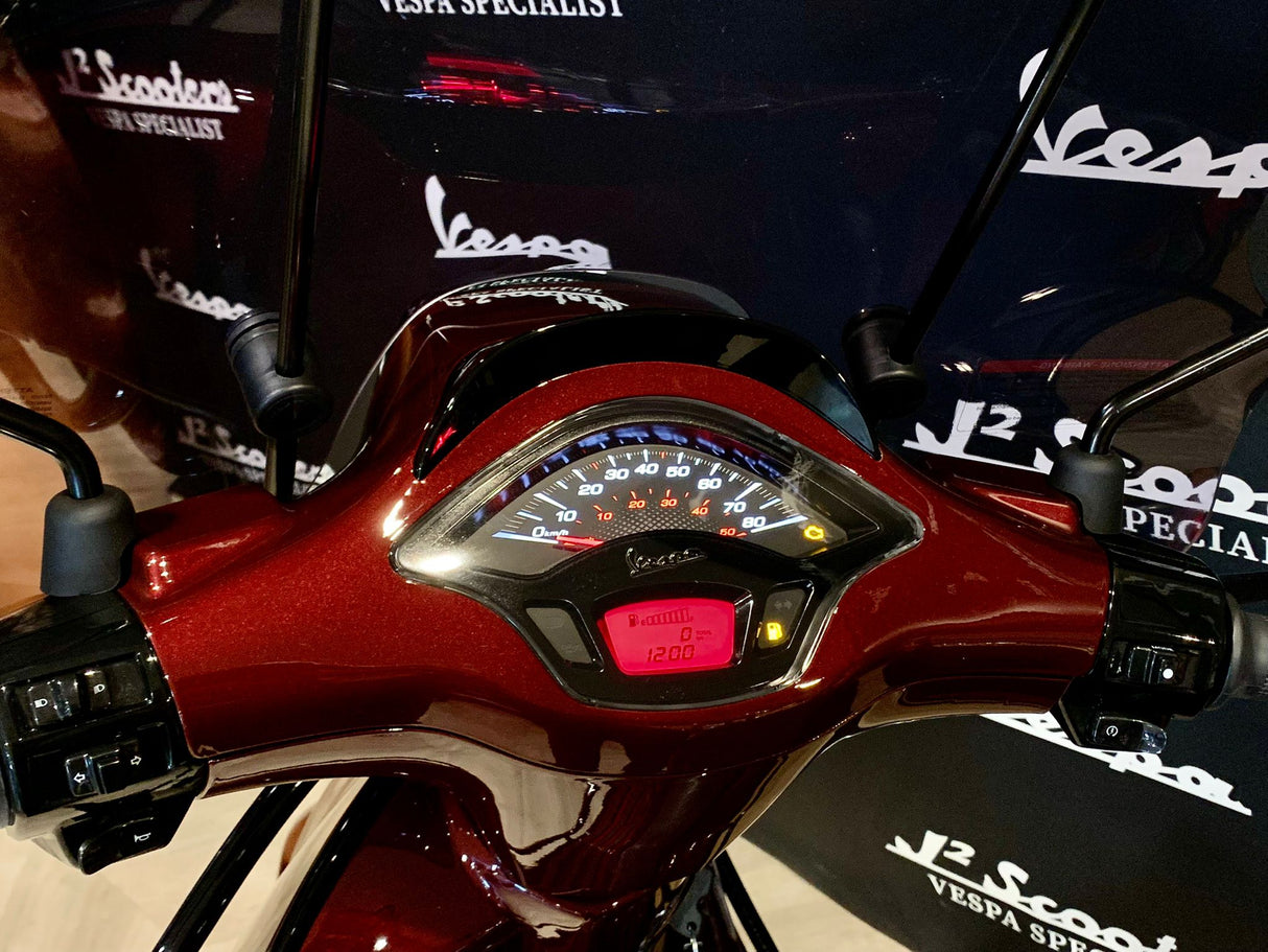 Vespa Sprint / Elettrica Facelift 2025 Porsche Dark Candy Red