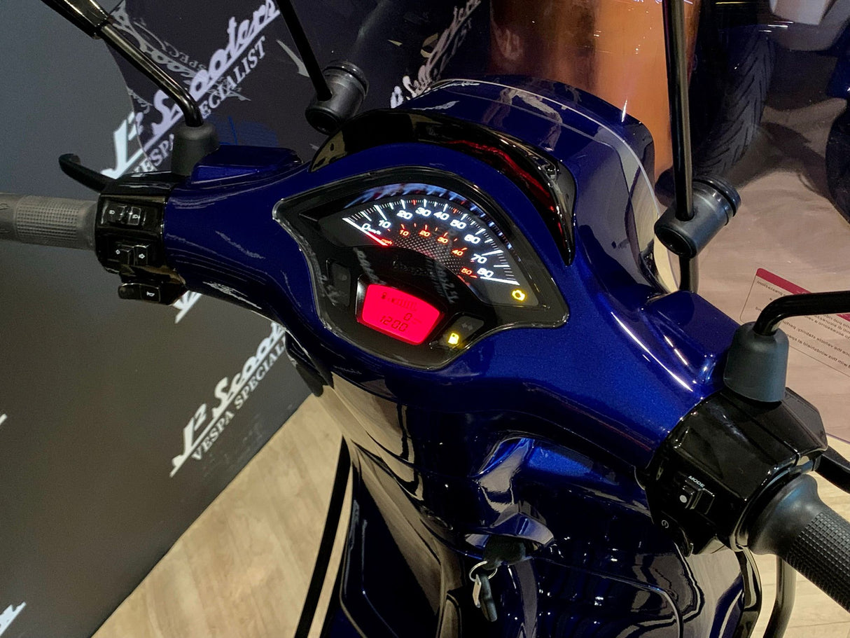 Vespa Sprint / Elettrica Facelift 2025 BMW San Marino Glossy