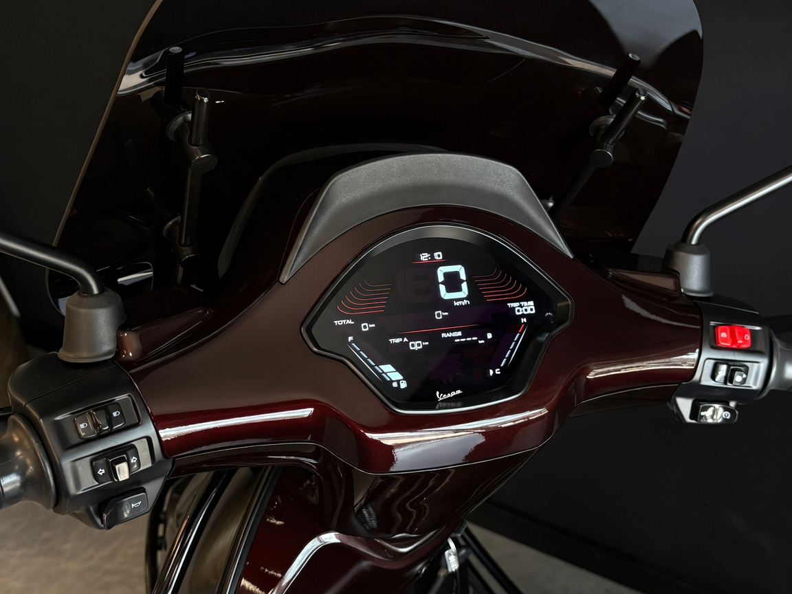 Vespa Sprint | Porsche Cherry Red