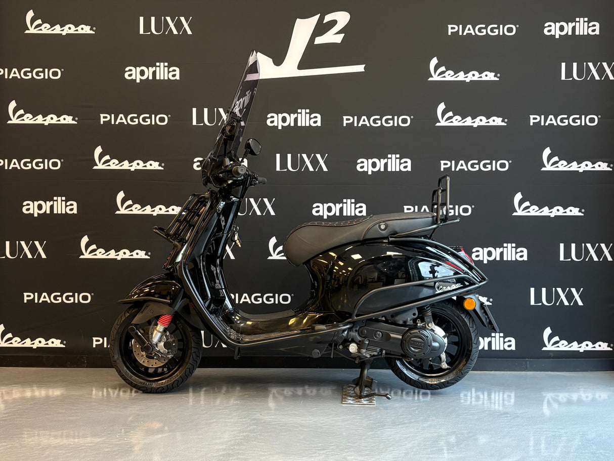 Vespa Sprint | Glans Zwart | 1e eig