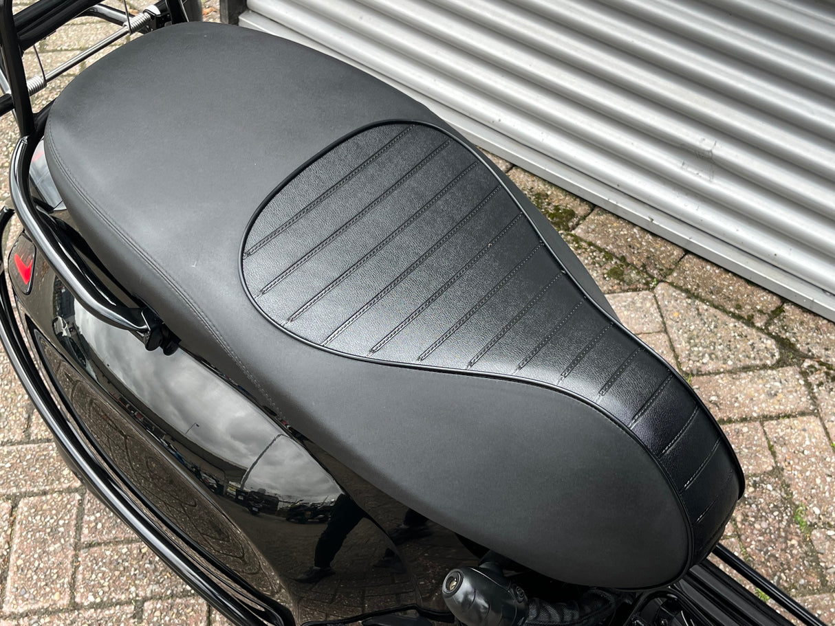 Vespa Sprint Black on Black Brom 2022 4499 km 1 eig
