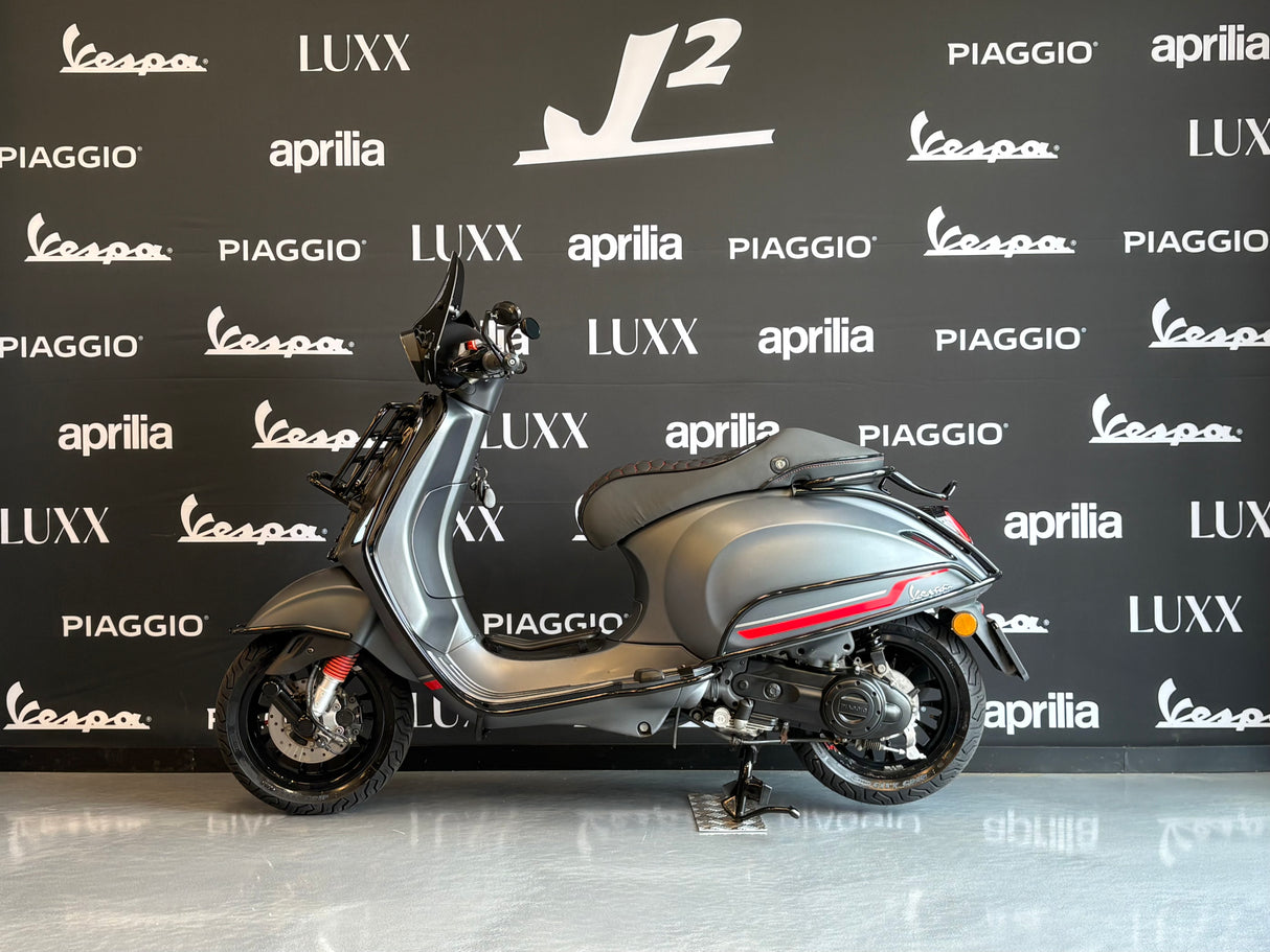 Vespa Sprint Carbon | Mat Grijs | 1 eig