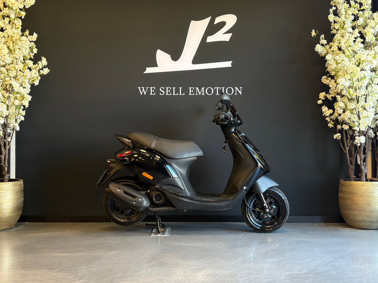 Piaggio Zip | Black on Black