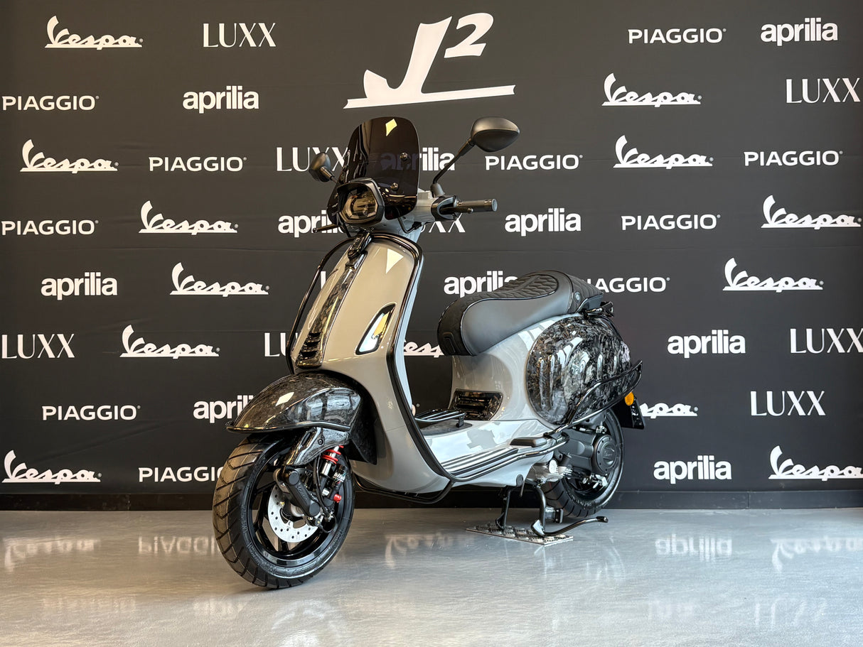 Vespa Sprint | Nardo Grey | Forged Carbon | Akrapovic