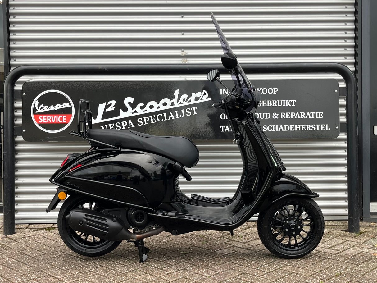 Vespa Sprint Black on Black Brom 2022 4499 km 1 eig