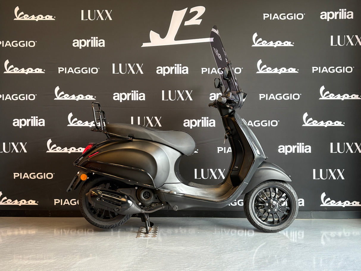 Vespa Sprint | Mat Zwart