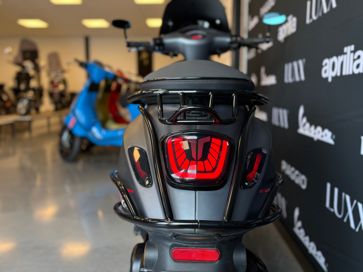 Vespa Sprint Carbon | Mat Grijs | 1 eig