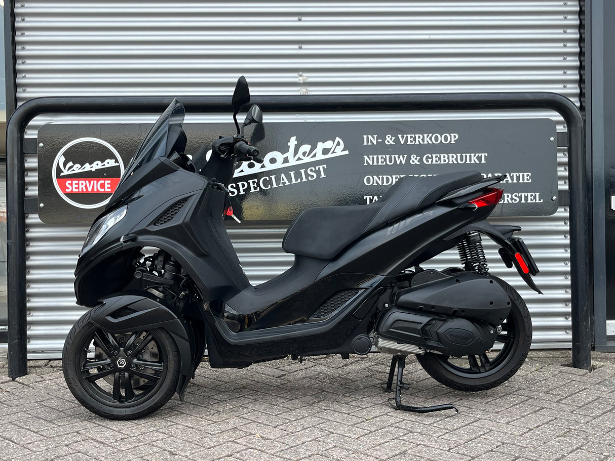 Piaggio MP3 300 Hpe mat zwart 2023 5212 km 1 eig BTW