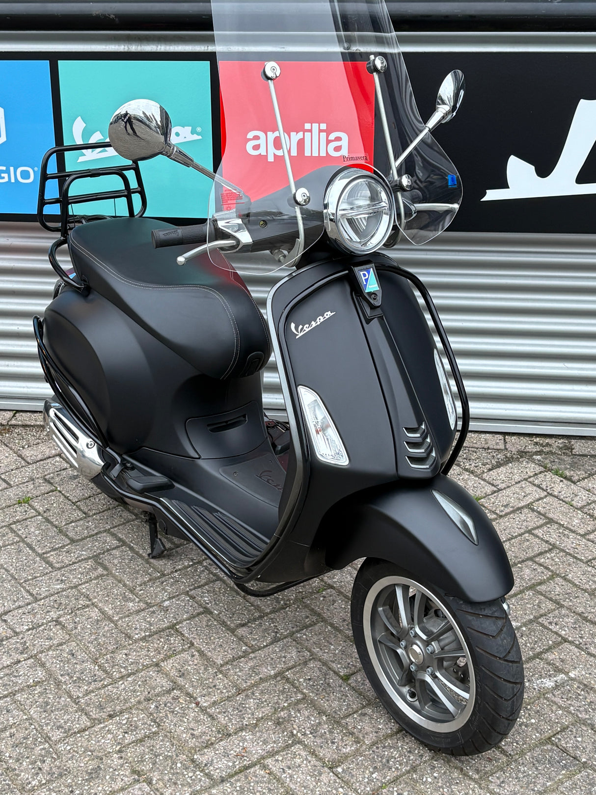 Vespa Primavera | Mat Zwart | 1 Eig