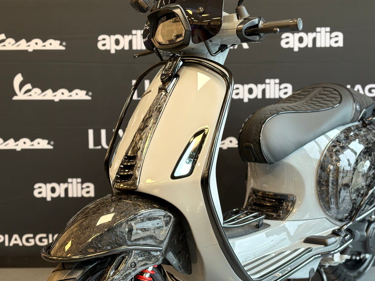 Vespa Sprint | Nardo Grey | Forged Carbon | Akrapovic