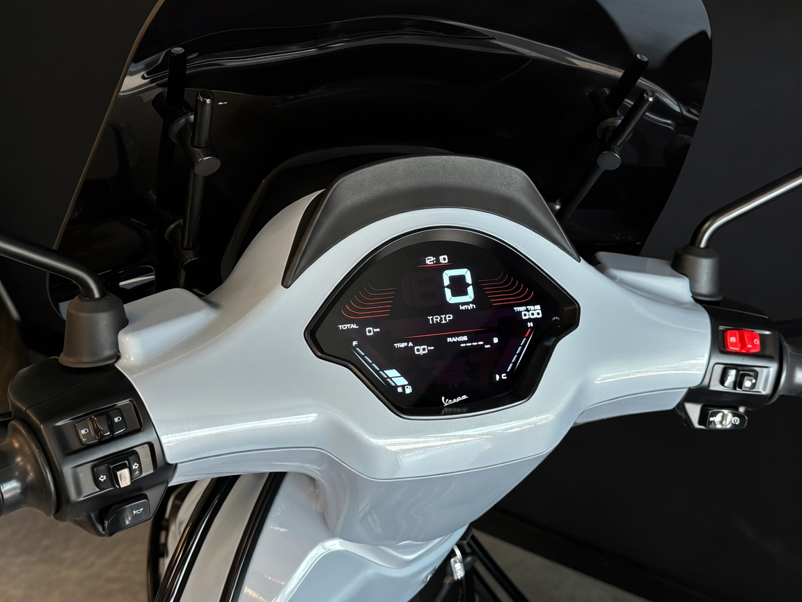 Vespa Sprint | Audi Nardo Grey