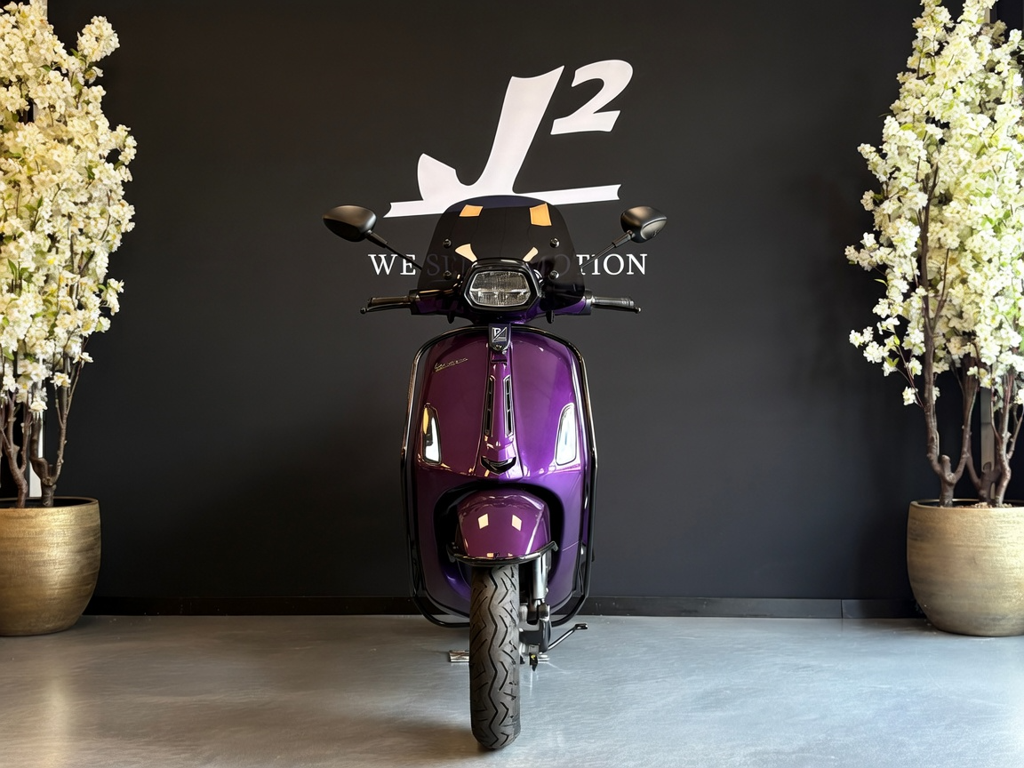 Vespa Sprint | Lamborghini Viola Parsifae