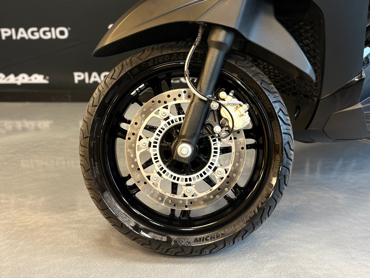 Piaggio Beverly | Mat Zwart | 1 Eig