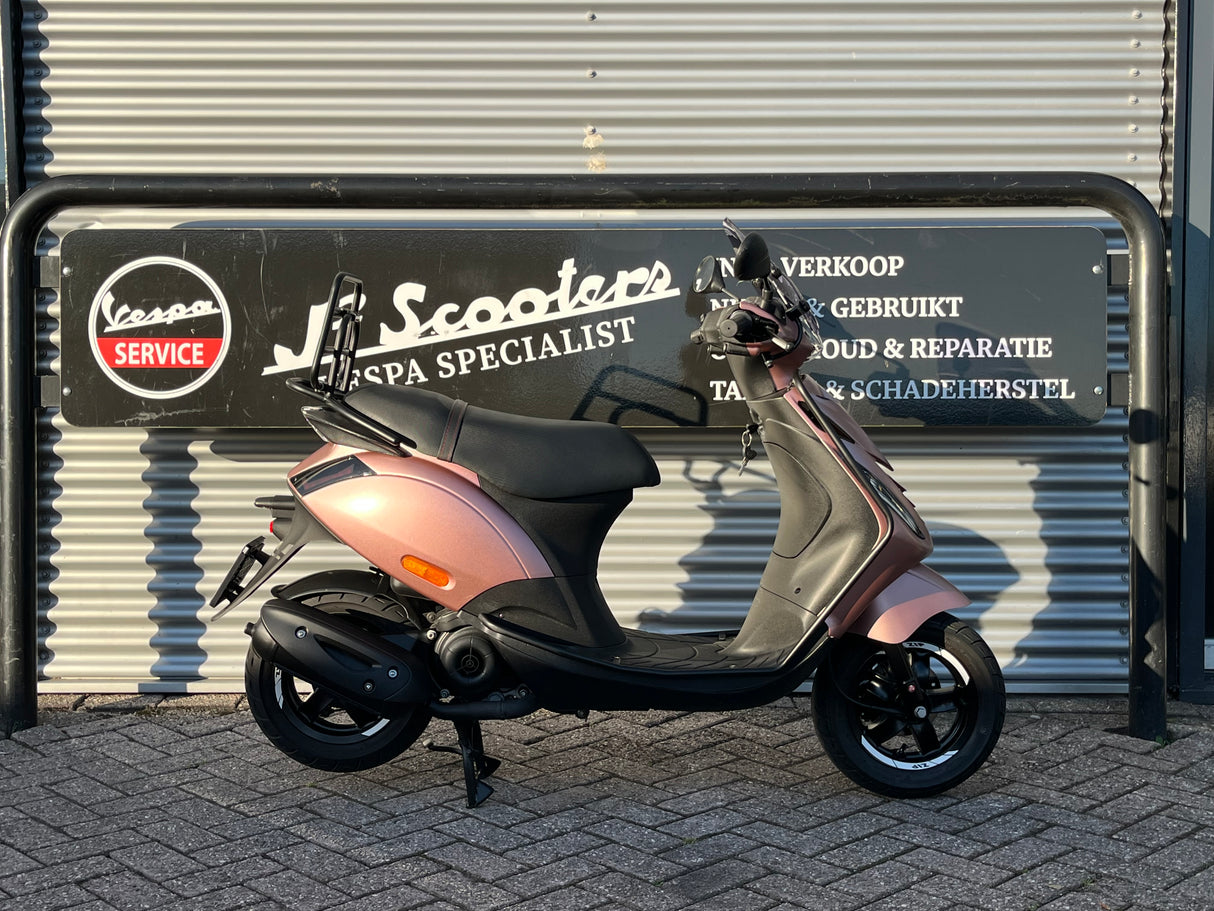 Piaggio Zip Rose Gold Brom 2023 3011 km 1 eig