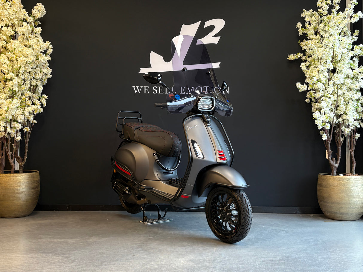 Vespa Sprint | Mat Grijs | Demo