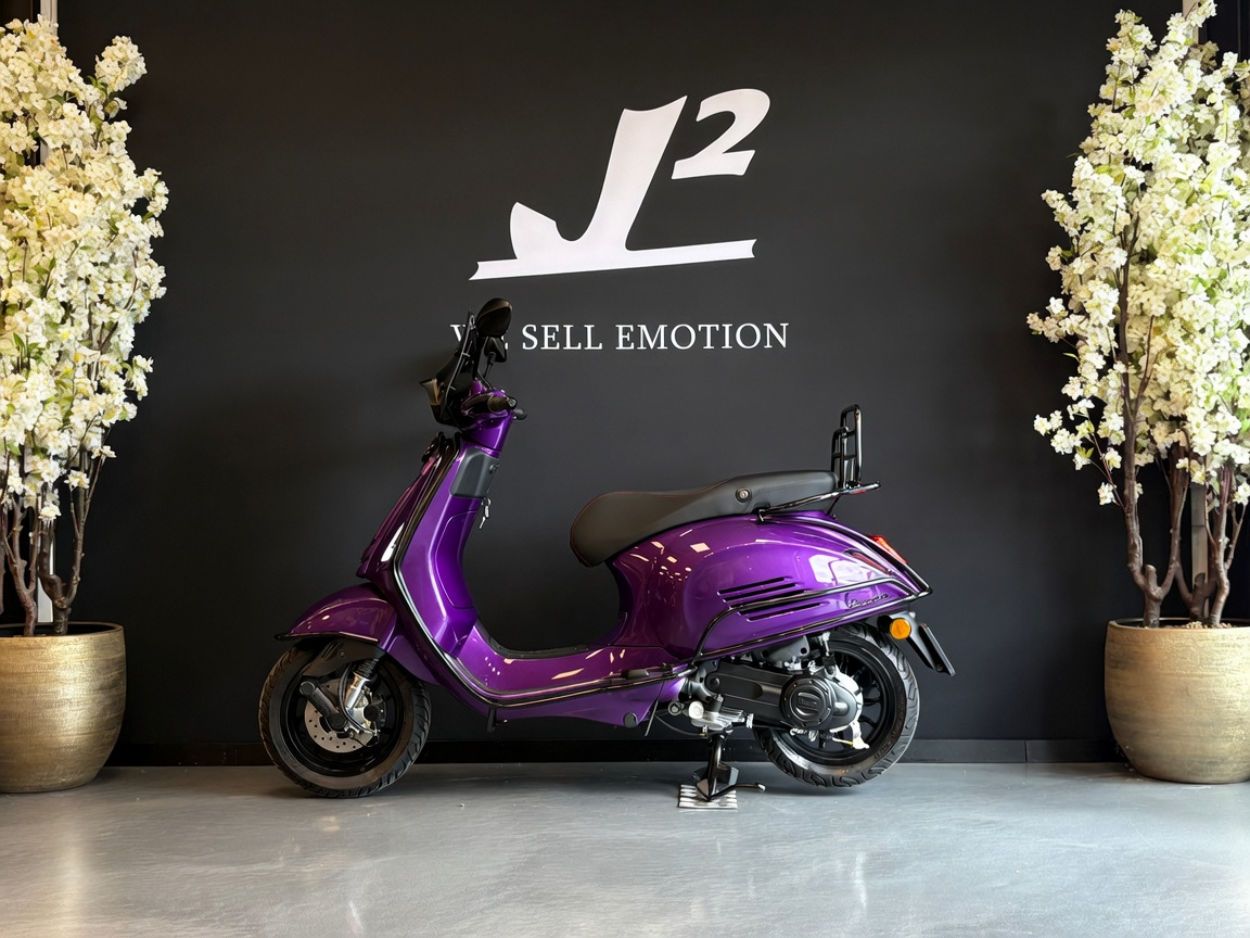 Vespa Sprint | Lamborghini Viola Parsifae