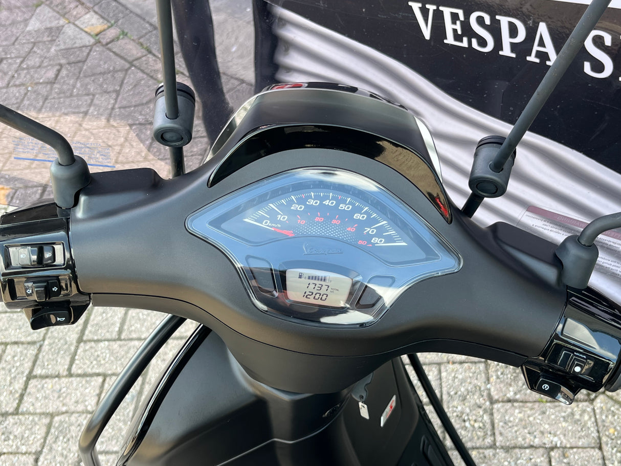 Vespa Sprint Mat Zwart Snor 2021 1737 km 1 eig NIEUWSTAAT