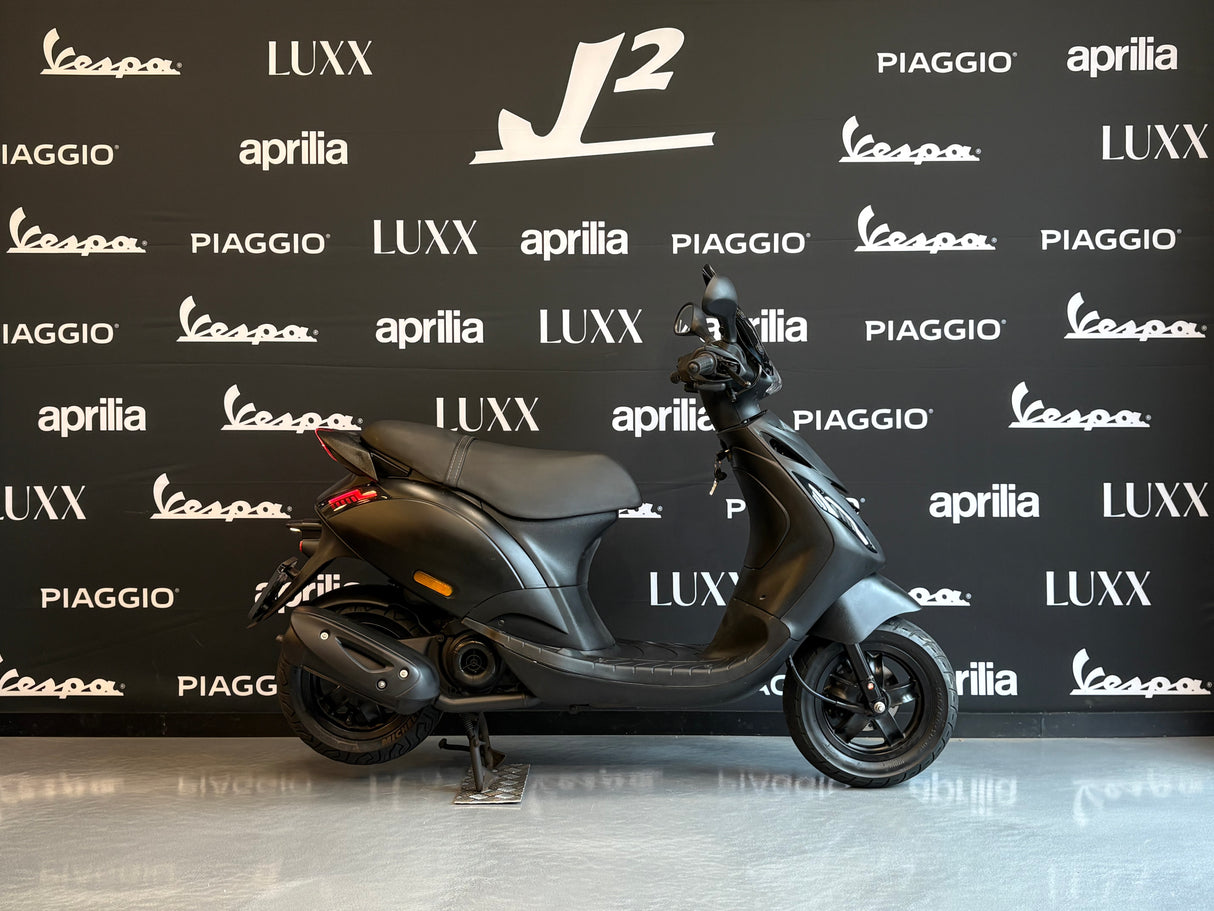 Piaggio Zip | Mat Zwart