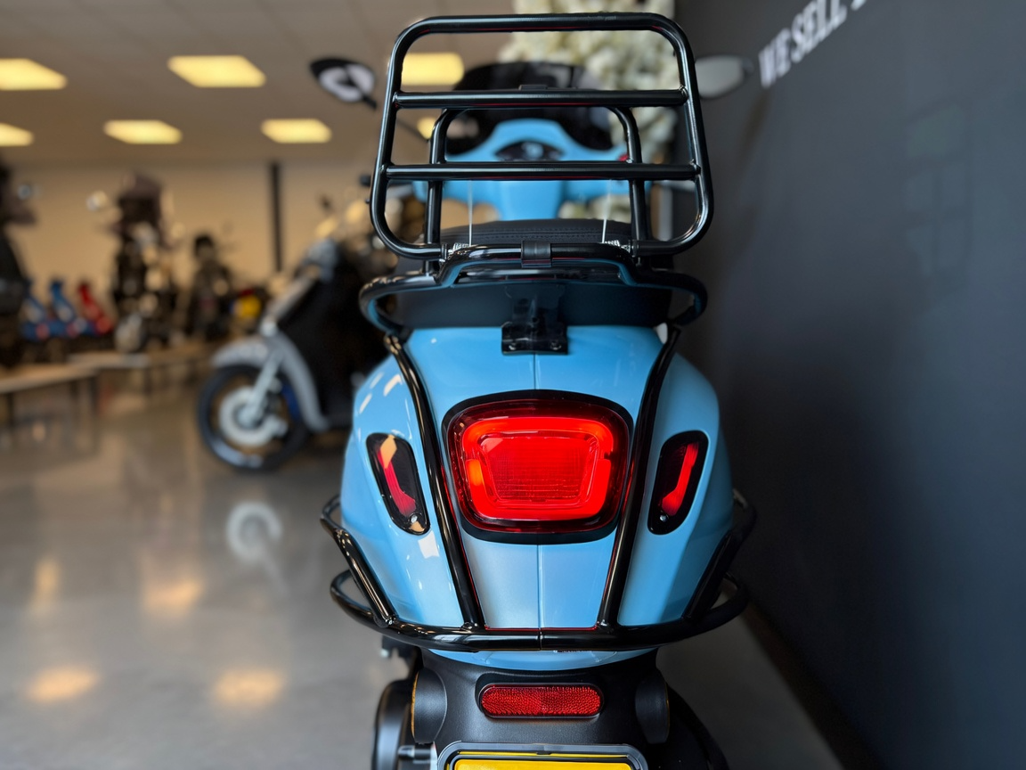 Vespa Sprint | Porsche Ice Blue Metallic