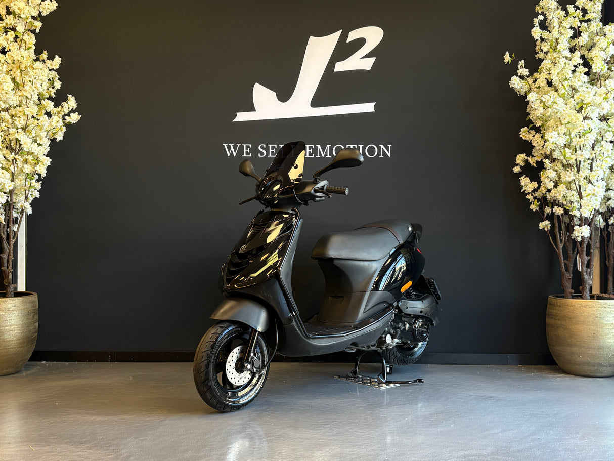 Piaggio Zip | Black on Black