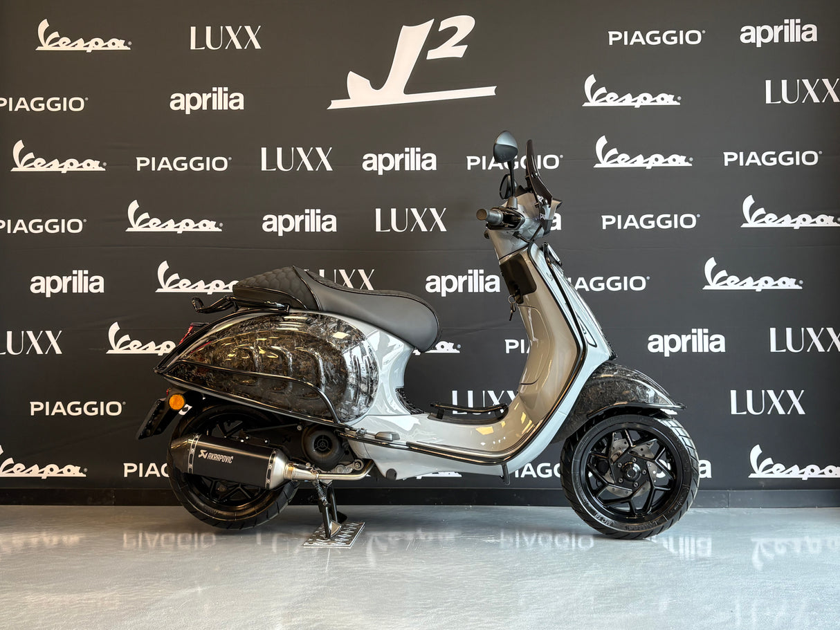 Vespa Sprint | Nardo Grey | Forged Carbon | Akrapovic