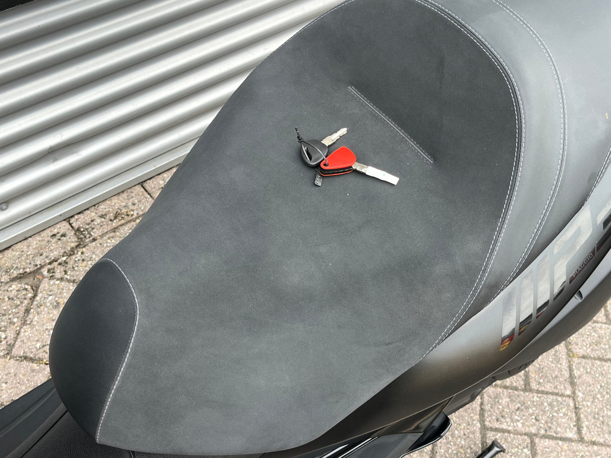 Piaggio MP3 300 Hpe mat zwart 2023 5212 km 1 eig BTW