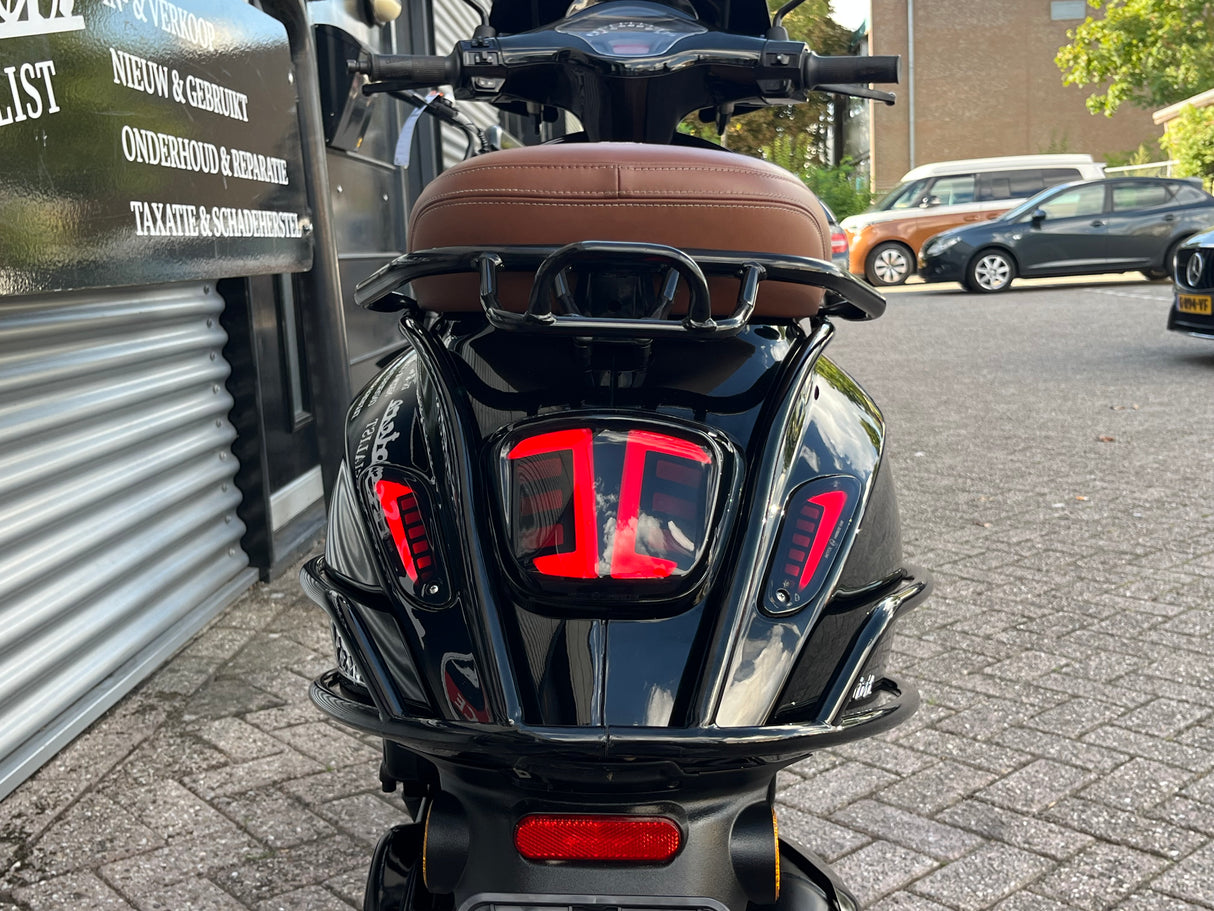 Vespa Sprint Glans Zwart Brom 2024 8228 km Full Option