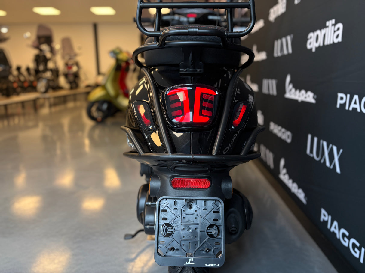 Vespa Sprint | Glans Zwart | 1e eig