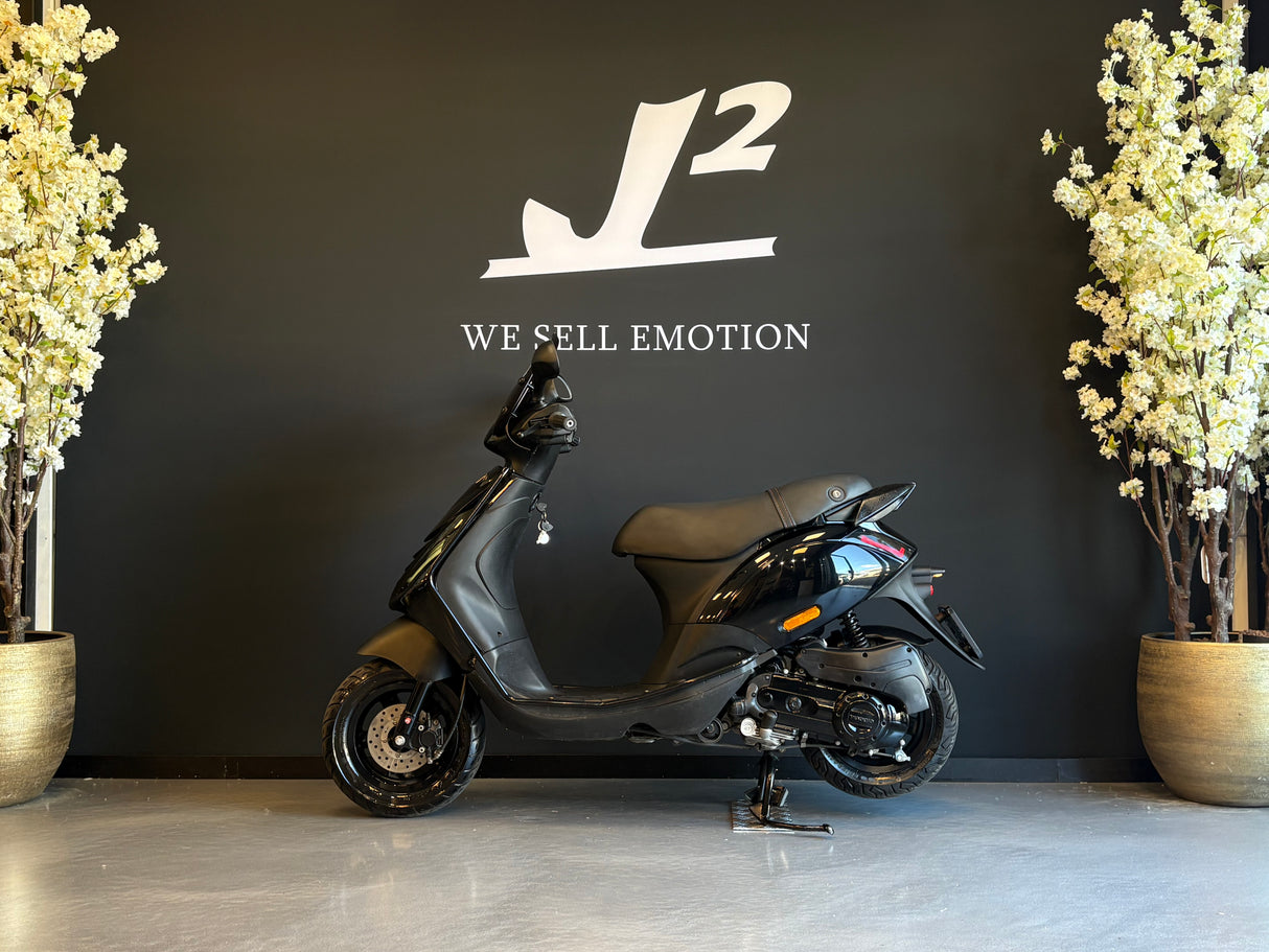 Piaggio Zip | Black on Black