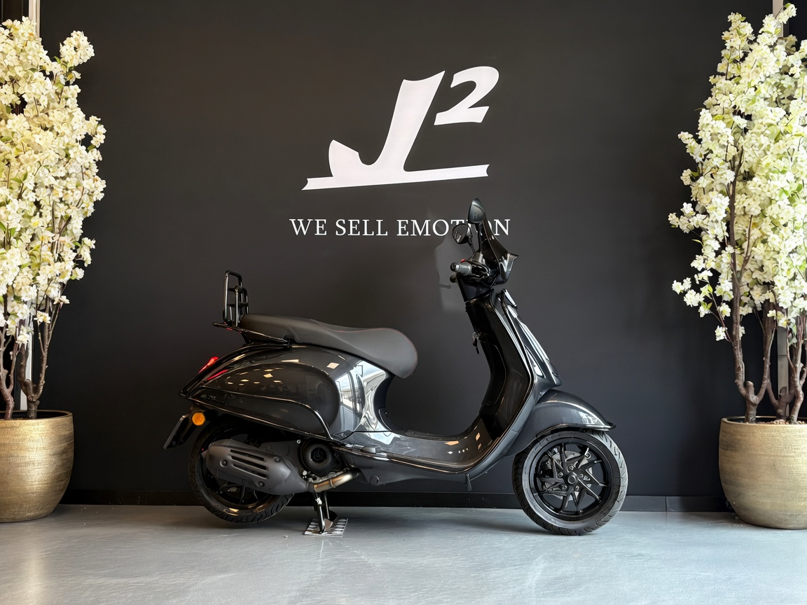 Vespa Sprint | Aston Martin Ceramic Gray