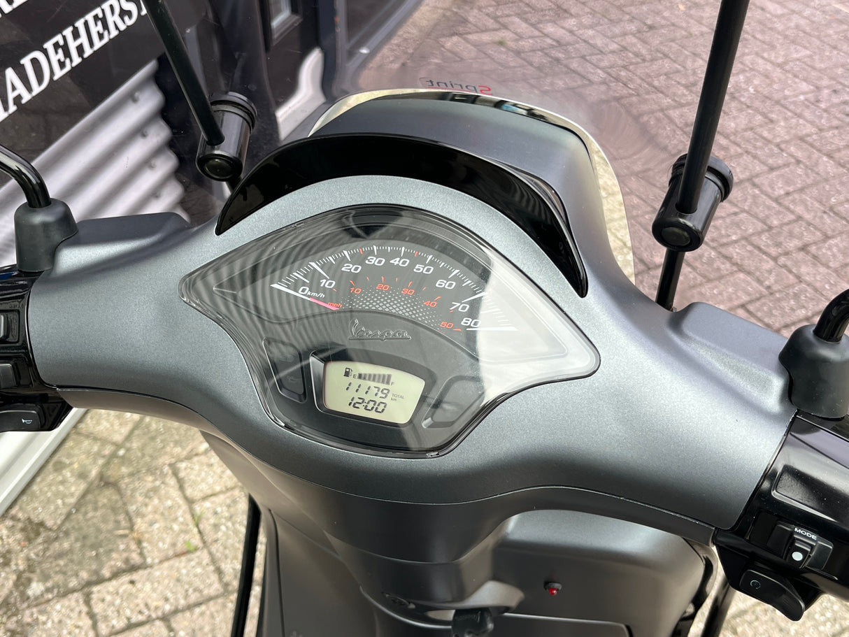 Vespa Sprint Mat Grijs Snor(scooter) 2018 11179 km 1 eig