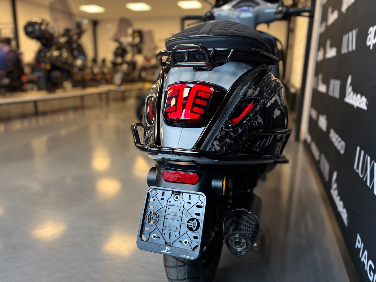 Vespa Sprint | Nardo Grey | Forged Carbon | Akrapovic