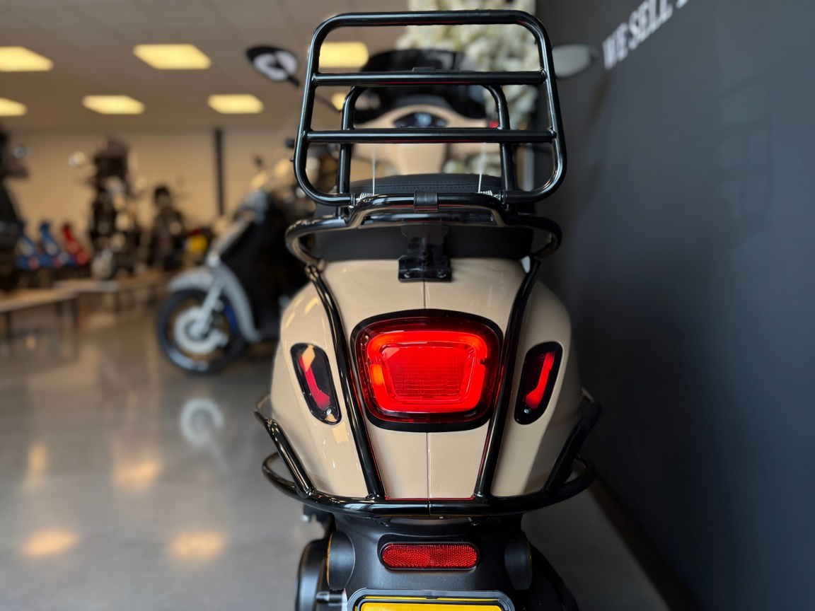Vespa Sprint | Mocca Latte