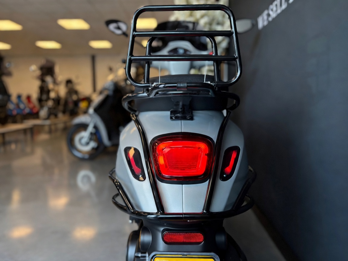 Vespa Sprint | Opaco Porsche GT Silver Metallic