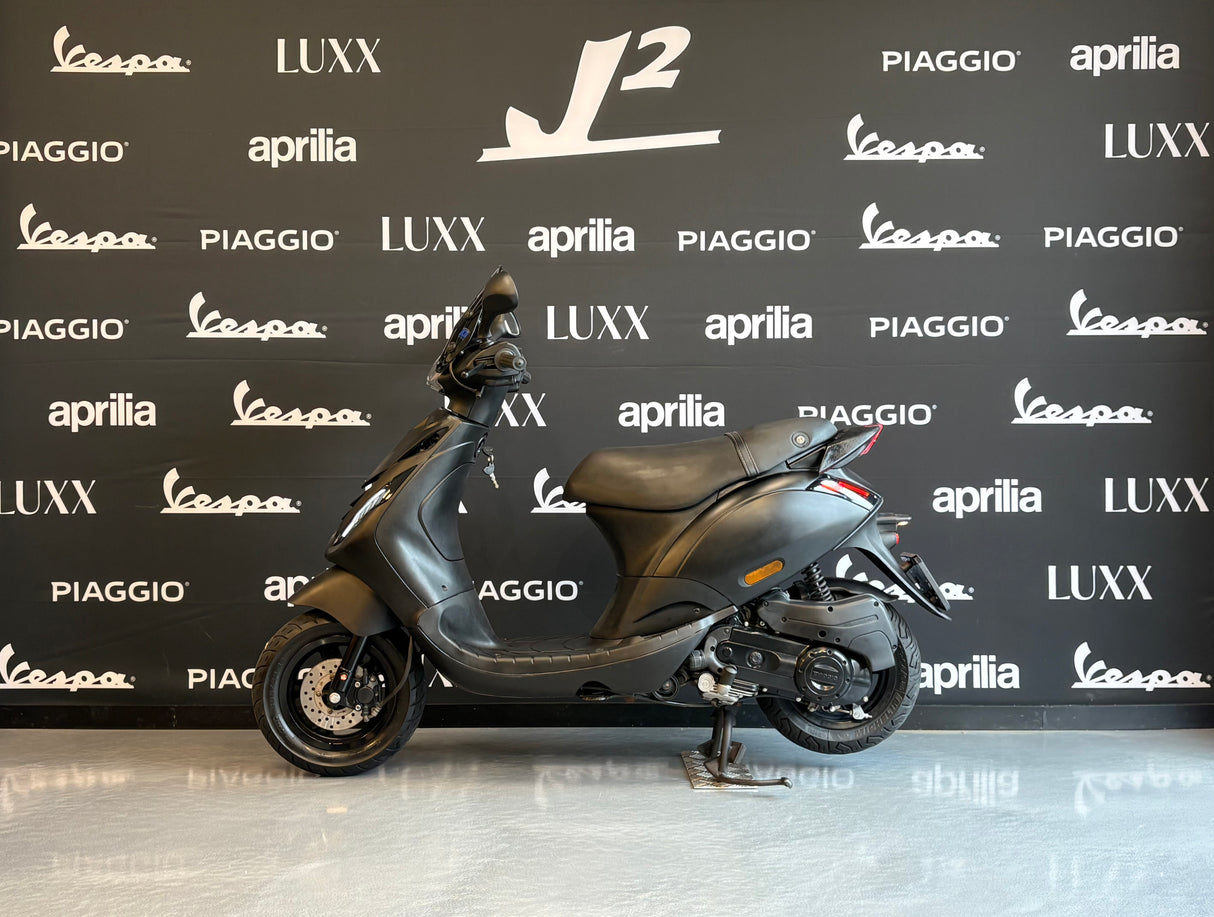 Piaggio Zip | Mat Zwart