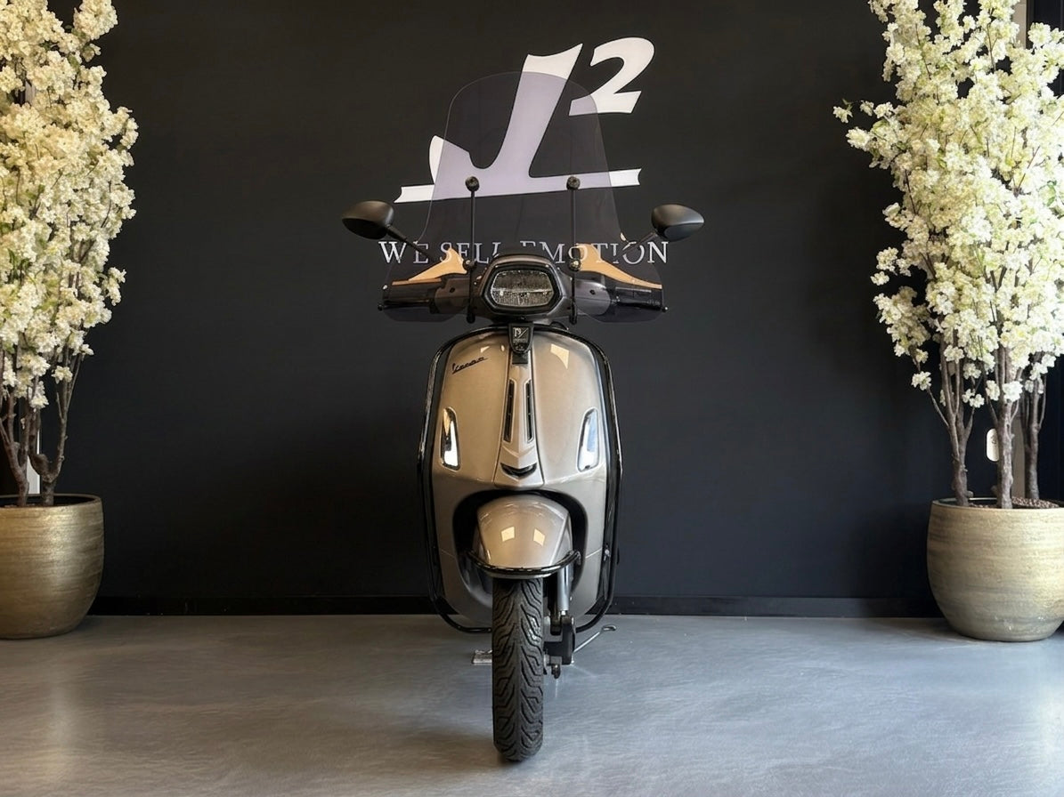 Vespa Sprint | BMW Champange Quartz