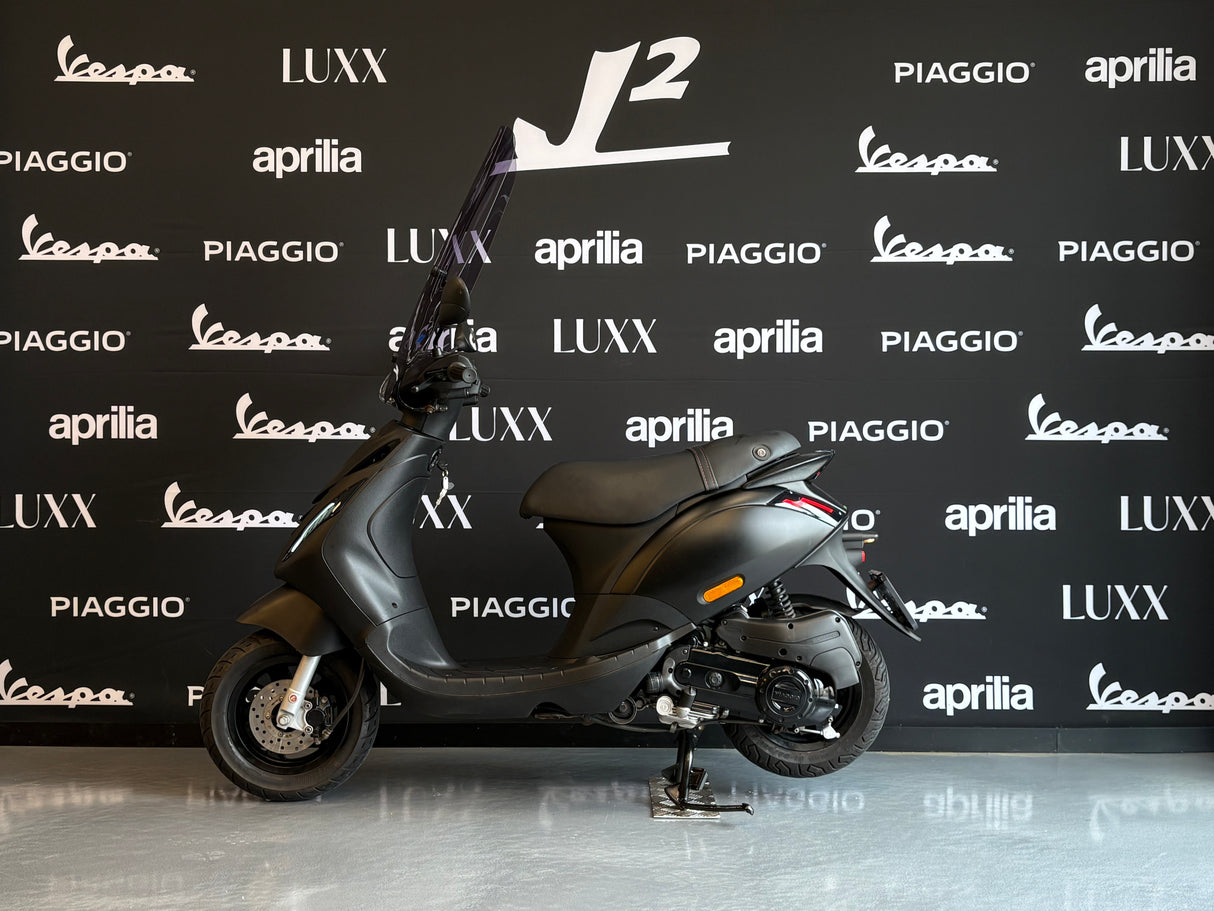 Piaggio Zip | Mat Zwart