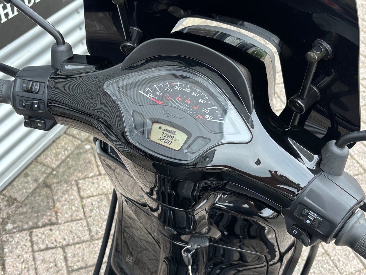Vespa Sprint Black on Black Brom 2021 7389 km Full Option