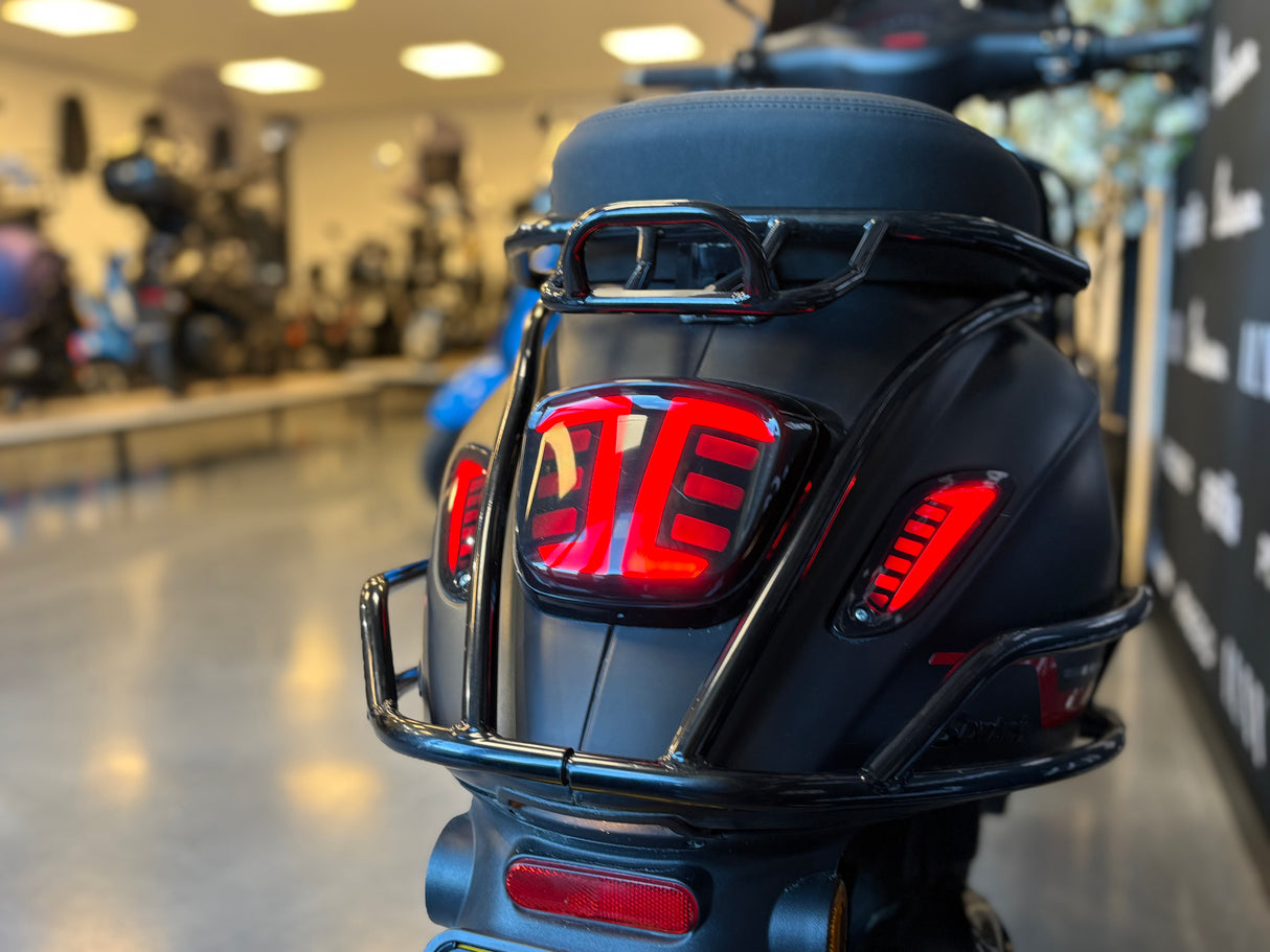Vespa Sprint | Mat Zwart