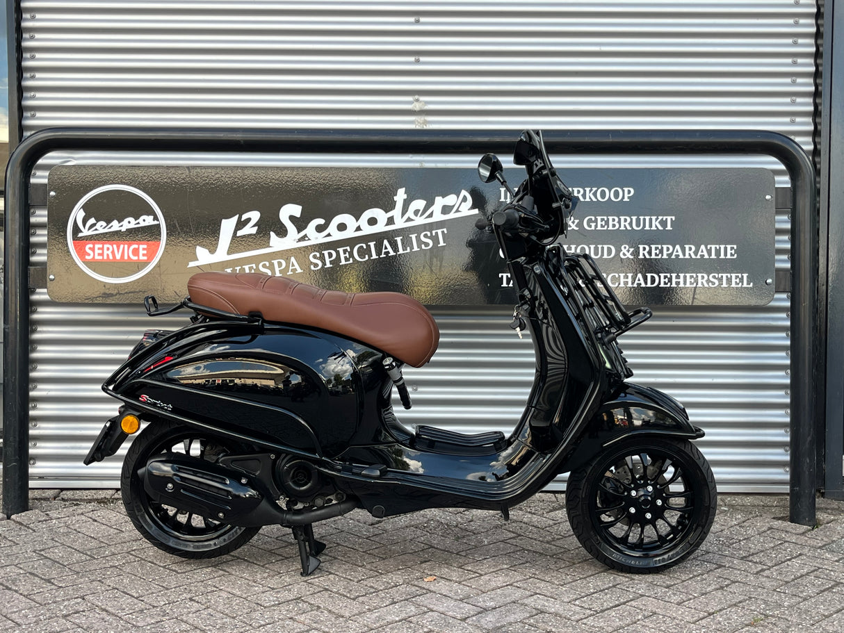 Vespa Sprint Glans Zwart Brom 2024 8228 km Full Option