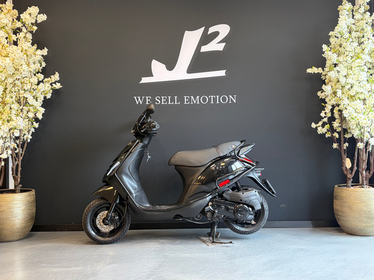Piaggio Zip | Black on Black