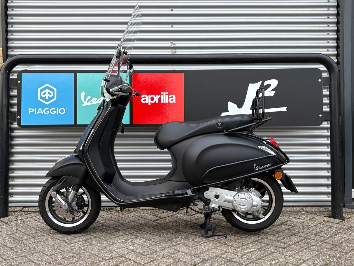 Vespa Primavera | Mat Zwart | 1 Eig