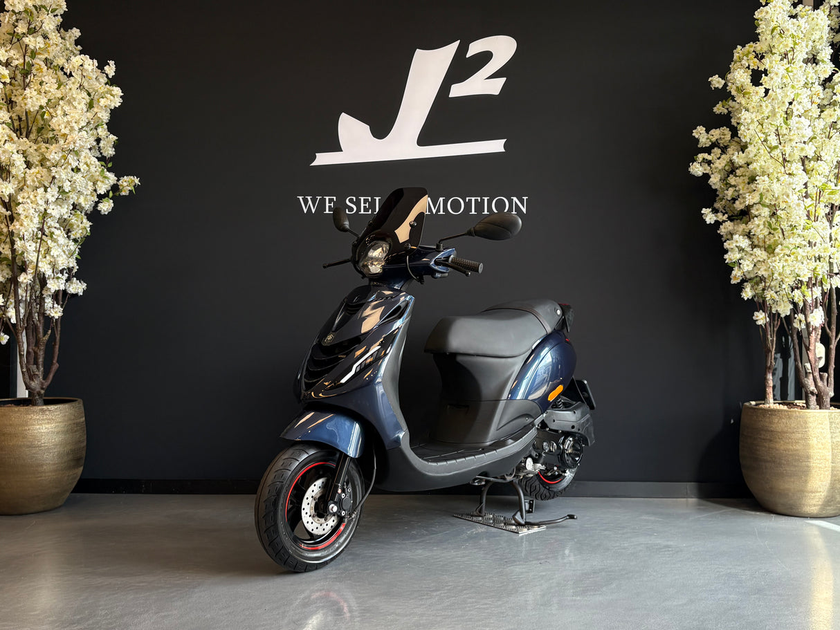 Piaggio Zip | Midnight Blu | 1 eig