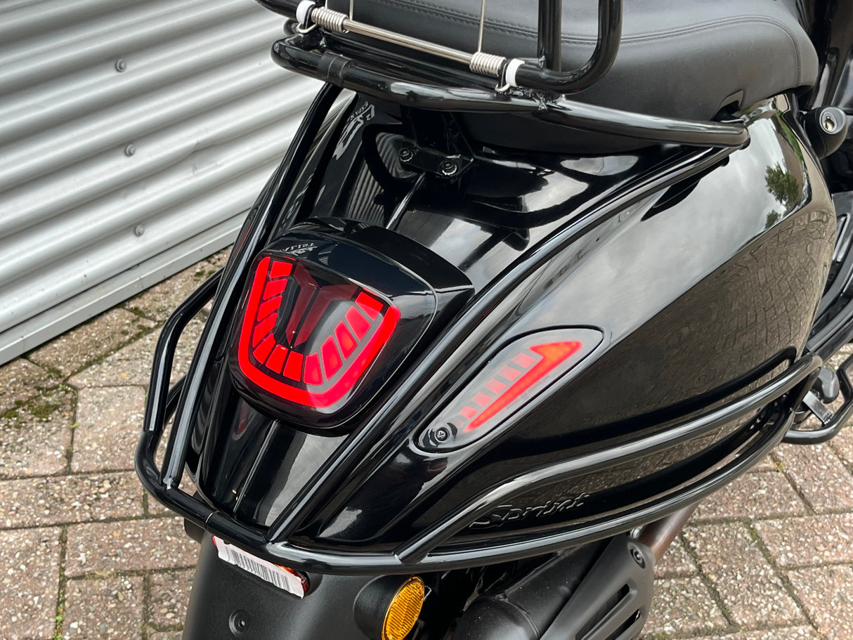 Vespa Sprint Black on Black Brom 2022 4499 km 1 eig